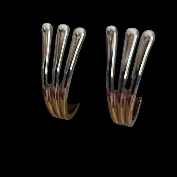 Vintage 1980 Avon Clip Hoop Earrings Gentle Contour Silver Tone with Box NEW - Picture 1 of 6